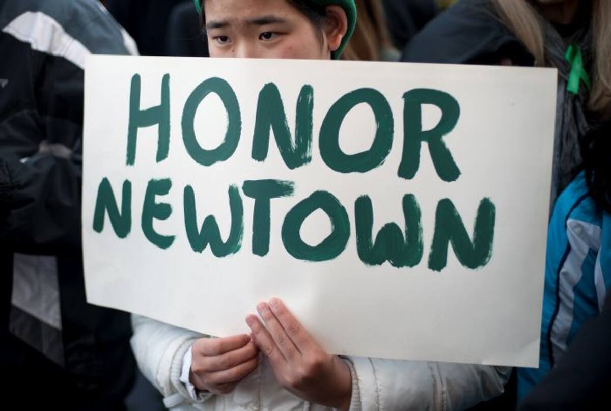 Las fuentes citadas por CBS señalaron que Lanza quería superar el número de personas asesinadas por Breivik cuando se dirigió a la escuela el pasado 14 diciembre y abrió fuego matando a 20 niños y seis adultos antes de quitarse la vida. AP Jessica Hill