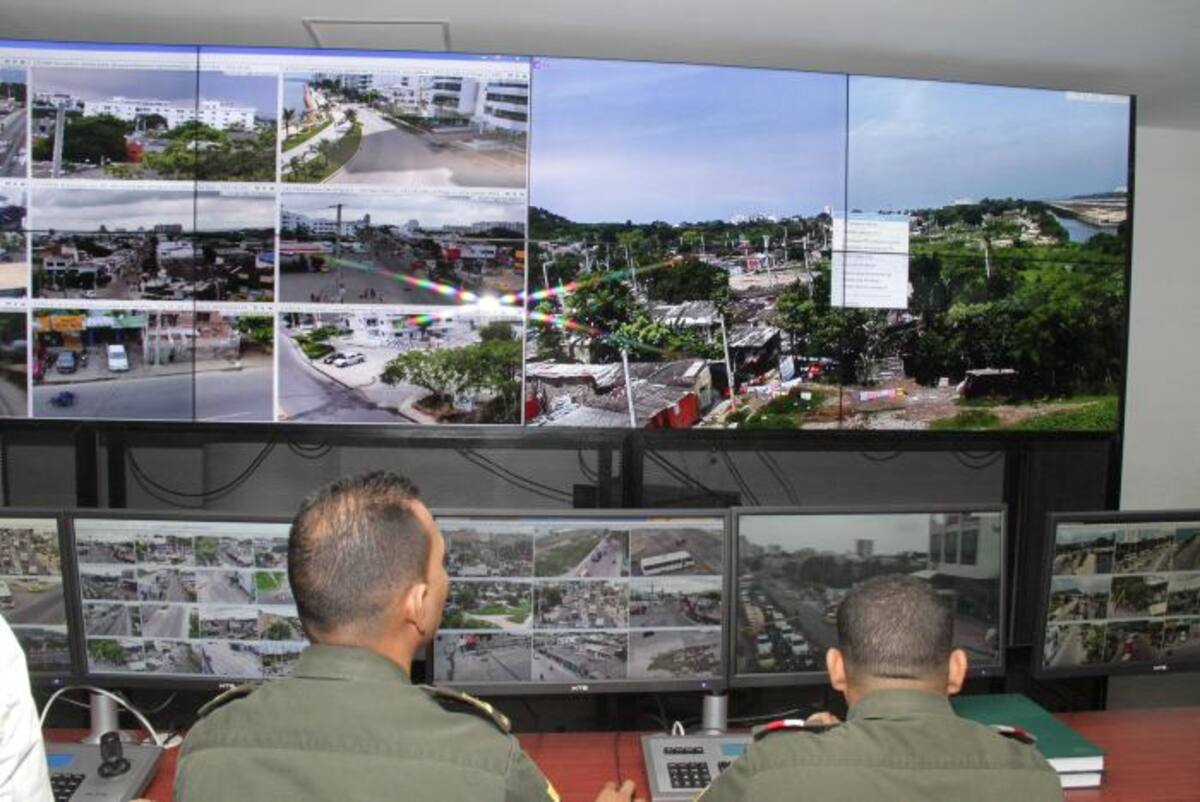 La instalación y el mantenimiento de 551 cámaras de videovigilancia en la ciudad están a cargo de Distriseguridad. Desde el Centro Automático de Despacho de la Policía, en Manga, se monitorean las mismas. //fotos: archivo el universal. Archivo El Universal