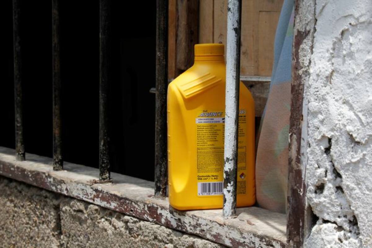 La ex mujer de Julio habría cargado gasolina en un tarro, la que habría regado en el cuarto donde dormía Julio con la hija de ambos. Después, le habría prendido fuego.