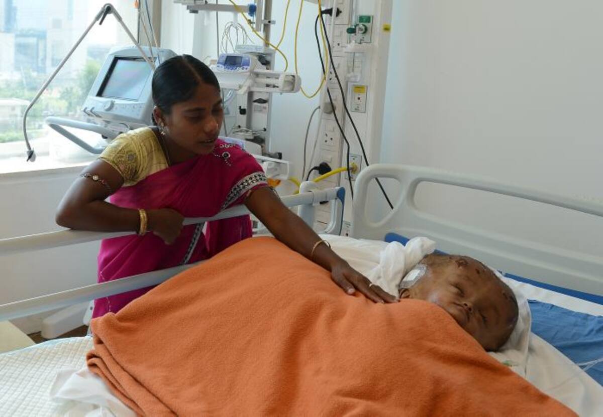 Los padres de Roona Begum están agradecidos por la ayuda que han recibido. AFP SAJJAD HUSSAIN