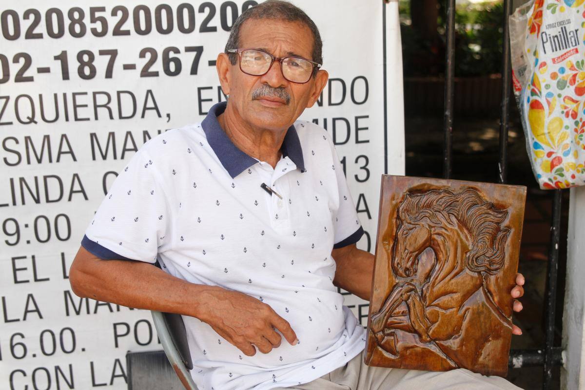 Él es Fredy Polo Oviedo, tallador y retratista con un talento innato