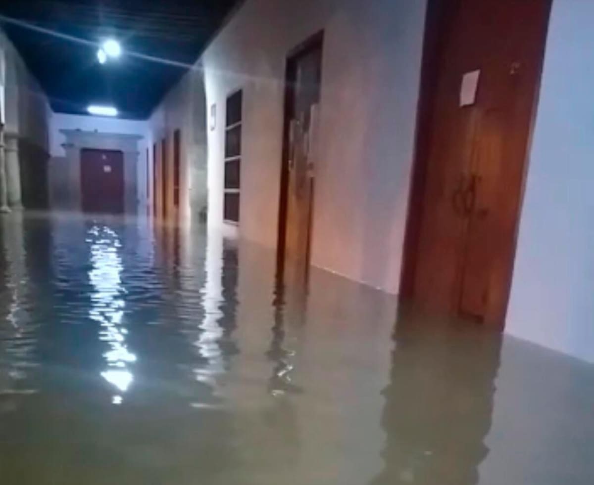 La Plaza de La Aduana y las oficinas de la Alcaldía se inundaron con las lluvias del pasado domingo. //Cortesía.