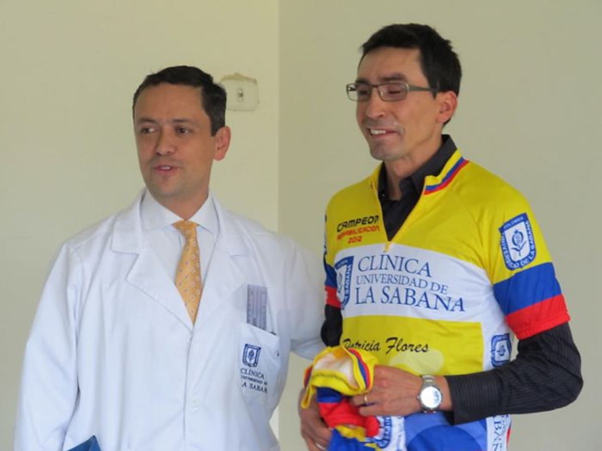 El ciclista colombiano Mauricio Soler recibió una camiseta de la Universidad de la Sabana tras terminar su proceso de rehabilitación. Colprensa-Universidad de la Sabana.