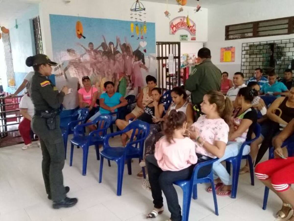 Miembros de la Policía de Bolívar realizan campañas entre los habitantes de la comunidad con el fin de que denuncien cualquier hecho de inseguridad o que altere el orden público en El Guamo y su zona rural. Lila Leyva/ El Universal