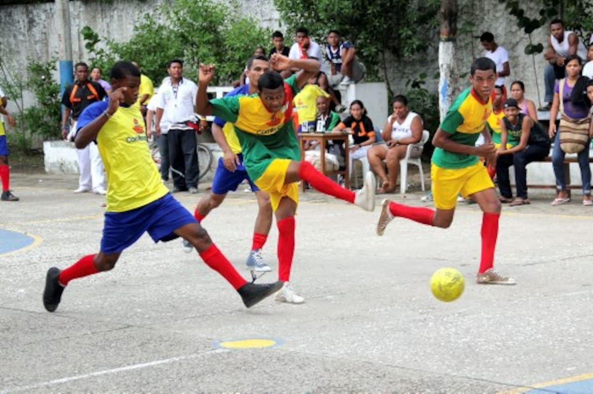 El público se deleitó ayer en la cancha del barrio El Líbano en la jornada de octavos de finales del II Mundial Interbarrios de Golito Copa Bicentenario-Surtigás-Canal Cartagena-El Universal. ÓSCAR DÍAZ / El Universal /