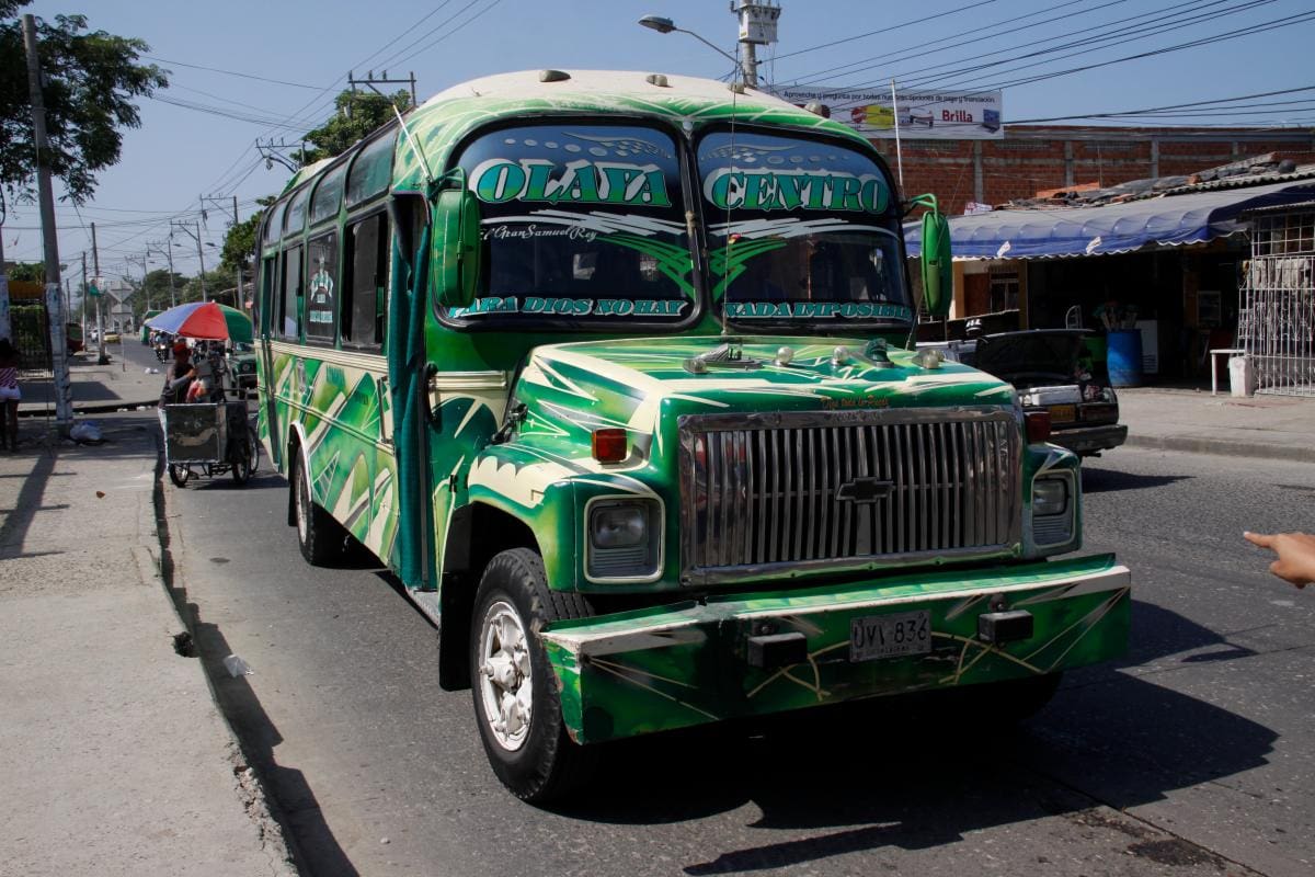 El icónico bus regresó a las calles de Cartagena. Se inicia otro capítulo de controversias entre el Distrito y las transportadoras.