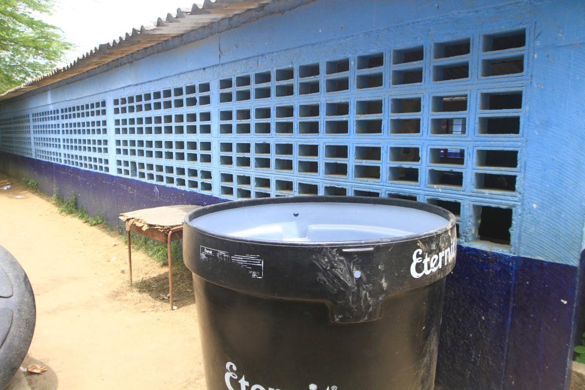En la Institución educativa de Zipacoa permanecen hace una semana los tanques de agua vacíos.