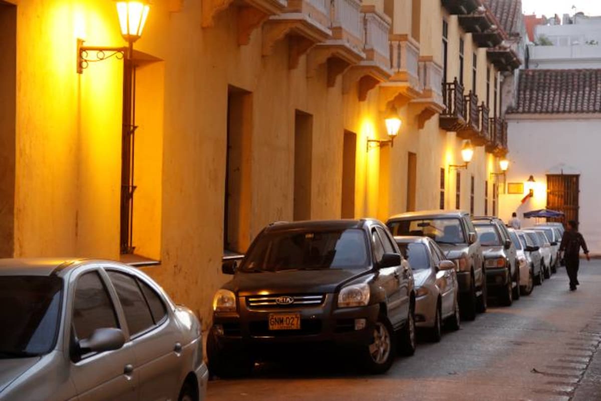 Los parqueaderos públicos que existen en Cartagena también tienen unas tarifas informales, las cuales son fijadas por cuidadores de carros, que parece tener “escriturados” espacios que se supone son de uso gratuito y libre. ALVARO CÁRCAMO OYAGA - EL UNIVERSAL