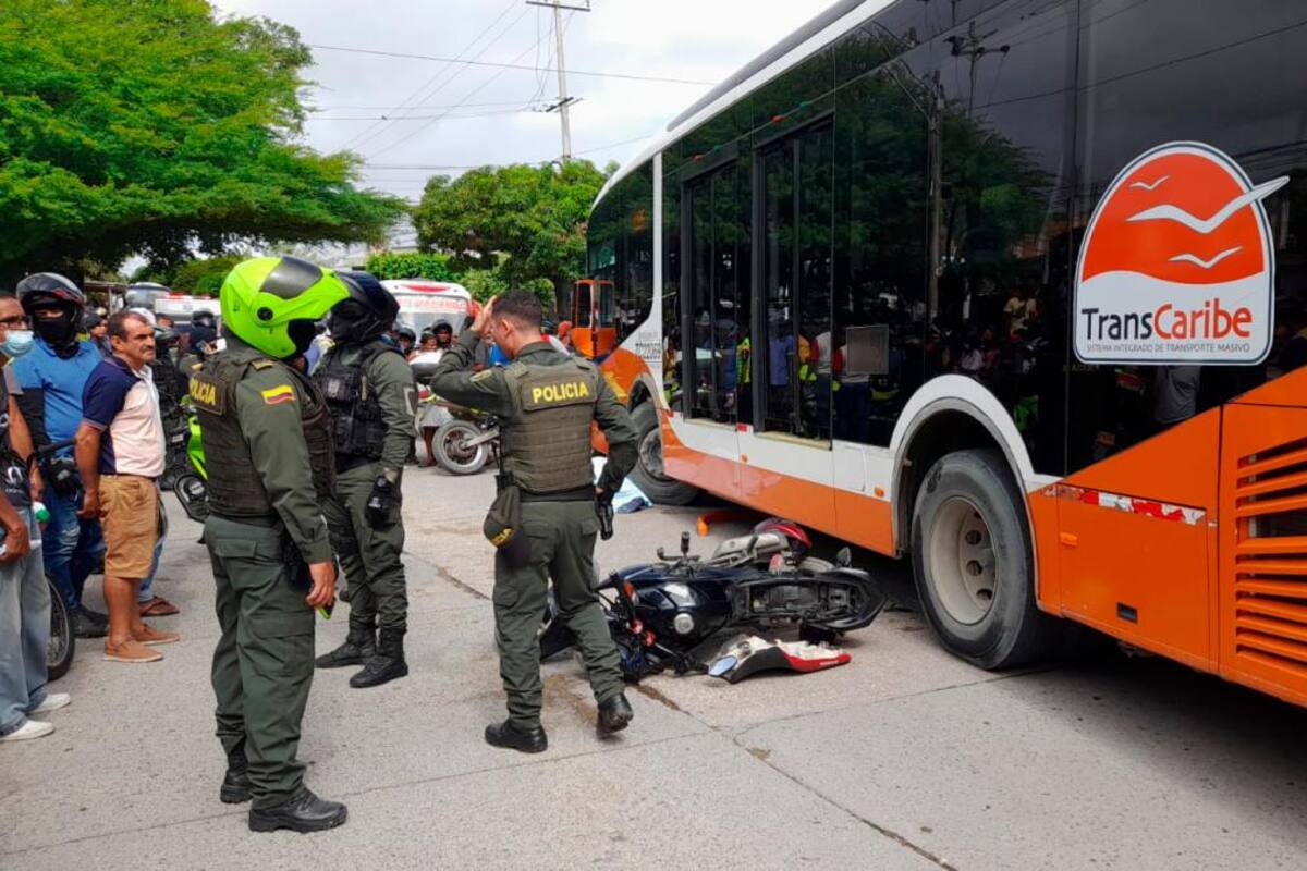 Habría hecho cruce indebido: mototaxista muere arrollado por bus de Transcaribe