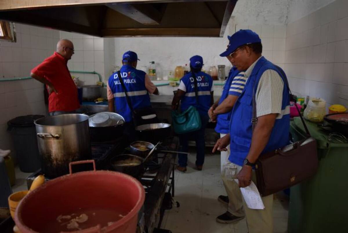 Inspección del Dadis en las cocinas. CORTESÍA