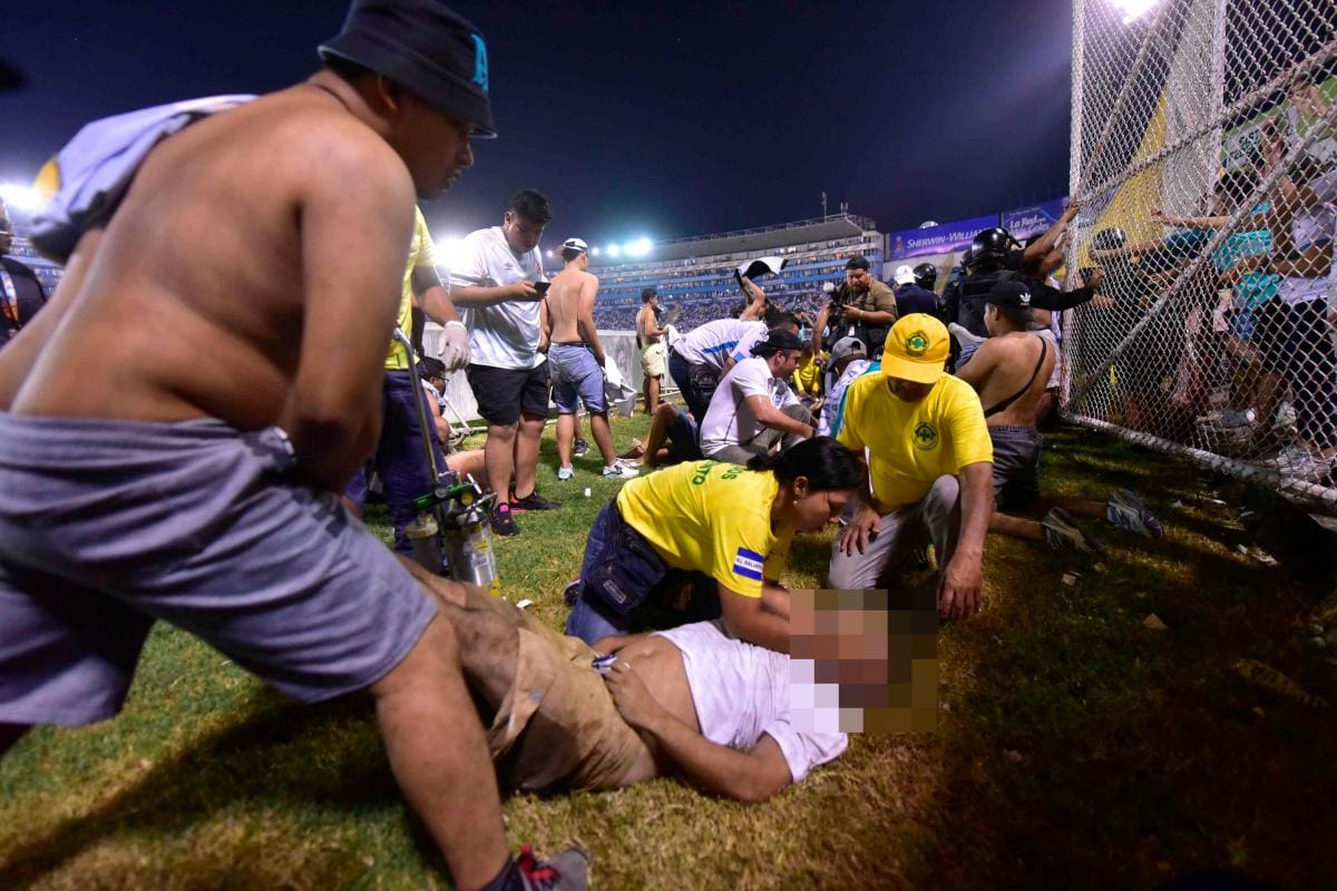 Tragedia en el fútbol: 12 muertos y 100 heridos deja estampida en un estadio