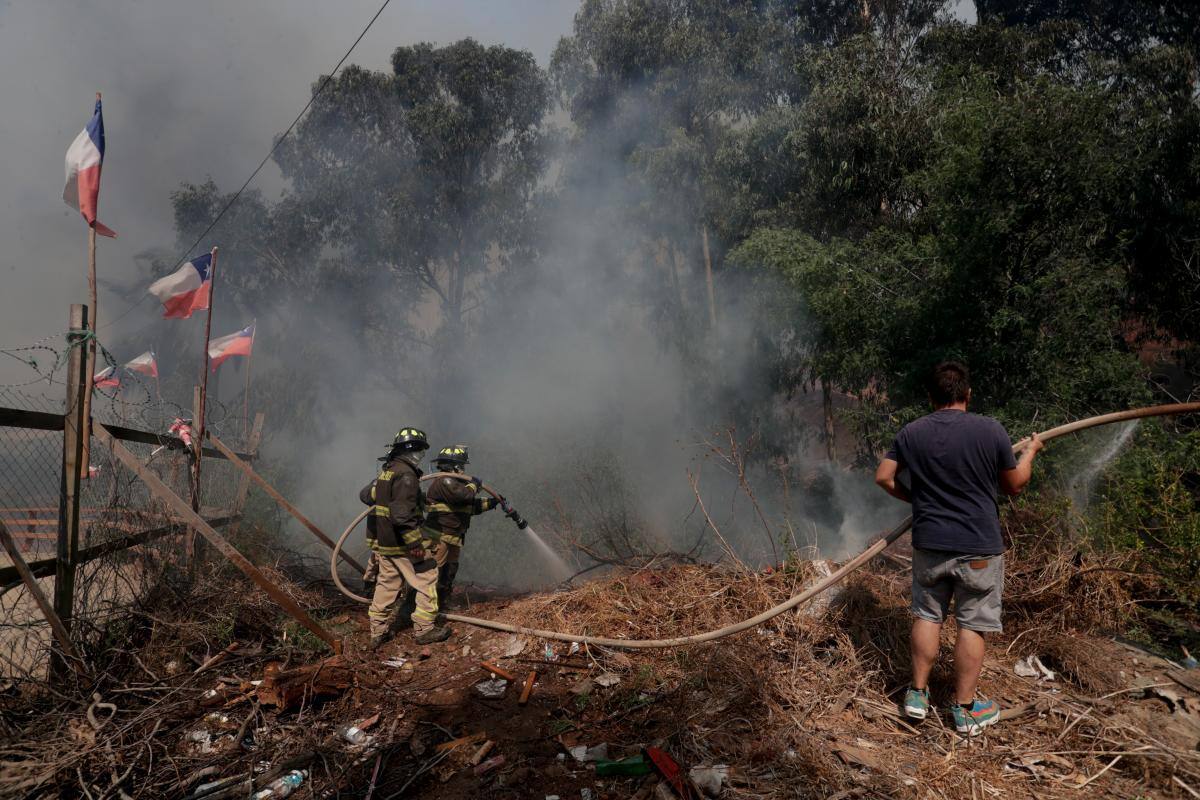 Aumentan a 56 los muertos en los incendios de Valparaíso en Chile