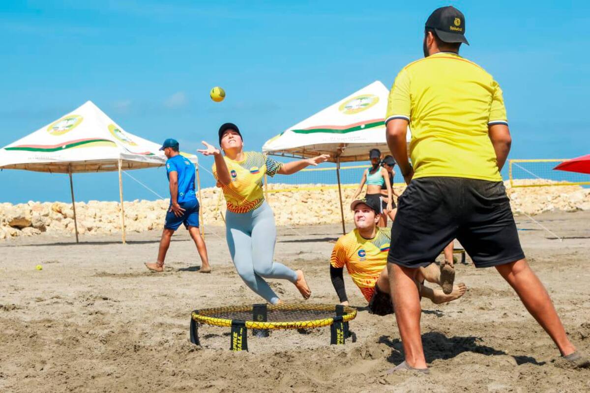 ¡Otro show!: El Roundnet se roba las miradas en la playa de Marbella