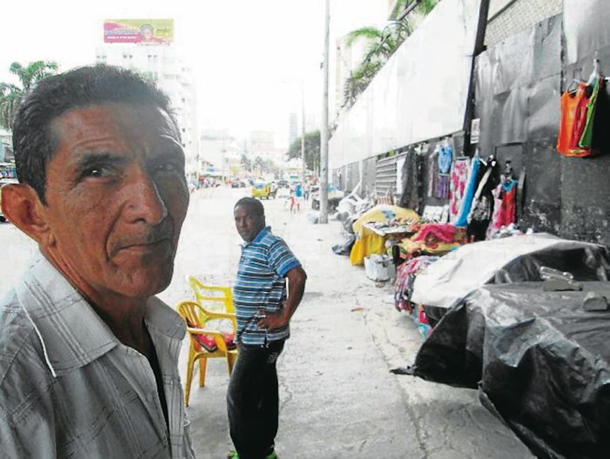 Hernán Sierra Vergara, vendedor informal. La imagen recoge además la saturación en que se encontraba el andén de la San Martín entre calles 5 y 6, con ventas y actividad constructora al tiempo. ARCHIVO