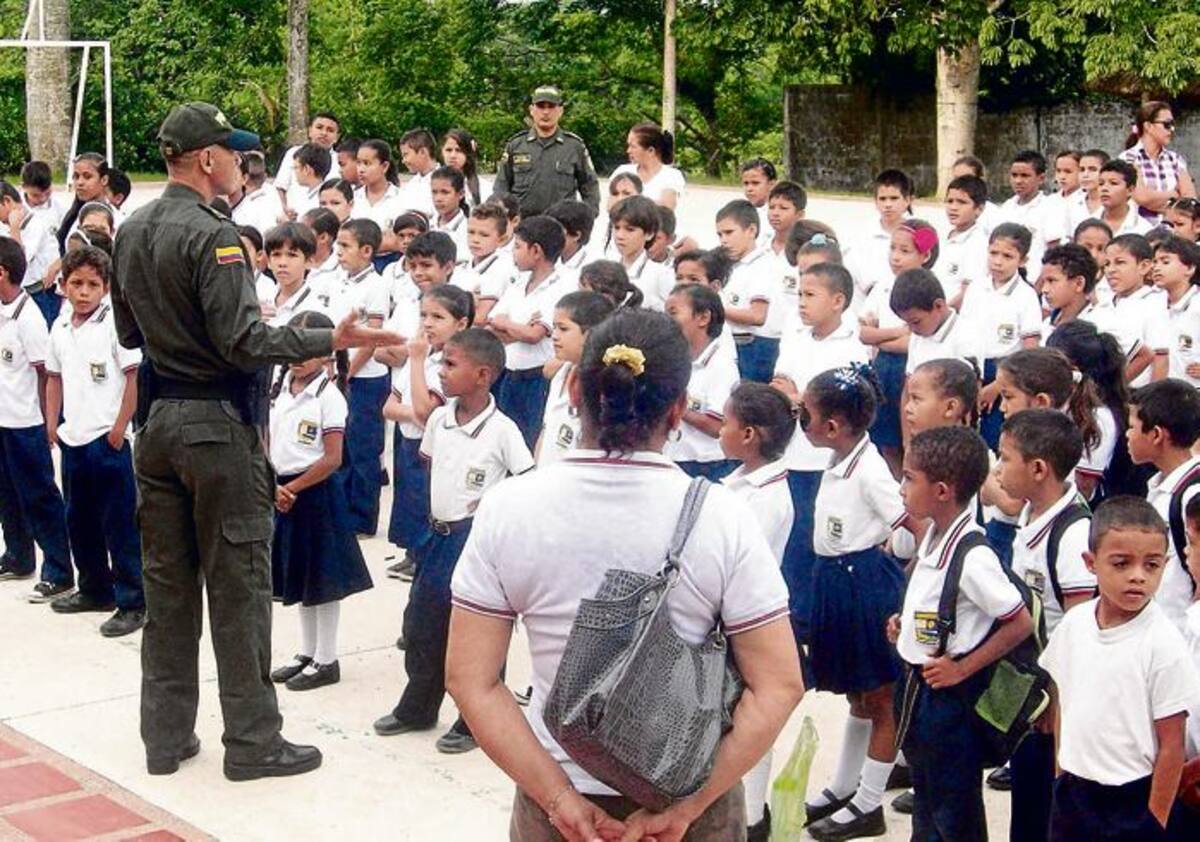 Los miembros de la Policía Nacional durante las jornadas en diferentes planteles educativos. CORTESÍA/