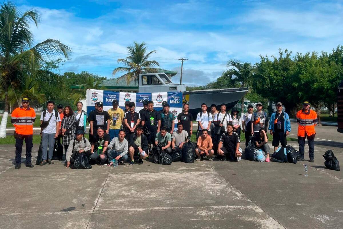 Armada de Colombia rescató a 30 migrantes asiáticos en el Golfo de Urabá