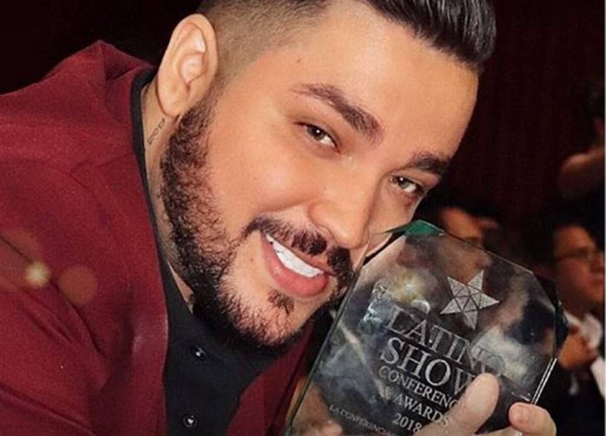 El intérprete de “El último no” se llevó los aplausos y ovaciones de los asistentes cuando lo nombraron como ganador al mejor artista nuevo. CORTESÍA.