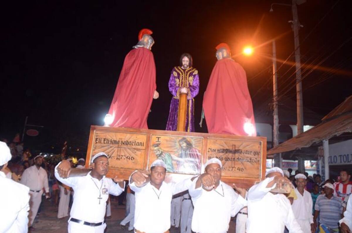 La Hermandad Nazarena durante la procesión del Jueves Santo. MANUEL SANTIAGO PÉREZ - EL UNIVERSAL