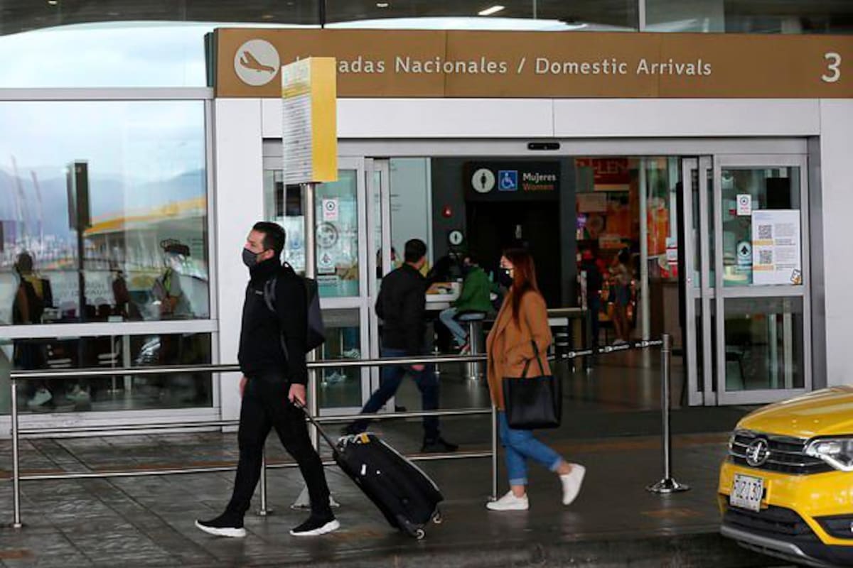 ¿Por qué países como Colombia prohíben el ingreso de turistas no vacunados?