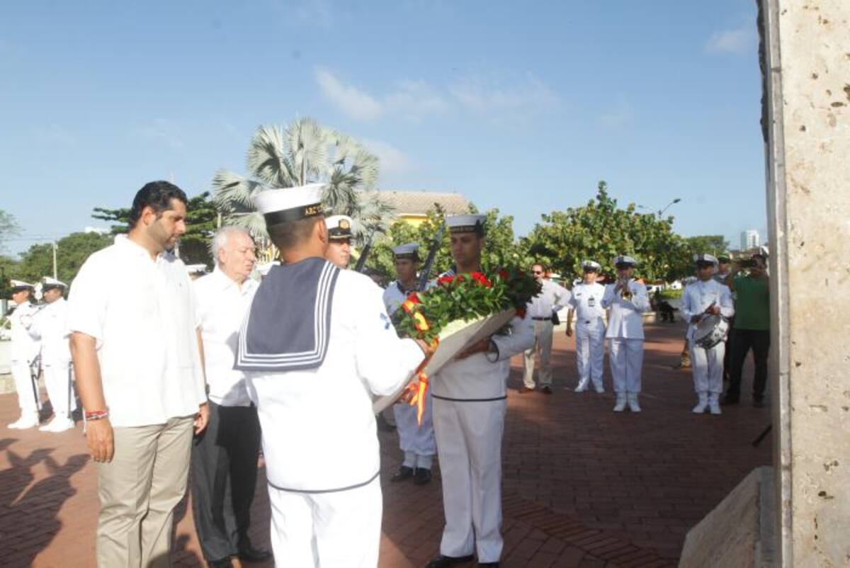 El alcalde de Cartagena, Dionisio Vélez y el ministro español, José Manuel García-Margallo, durante la ofrenda floral a Blas de Lezo. JULIO CASTAÑO - EL UNIVERSAL