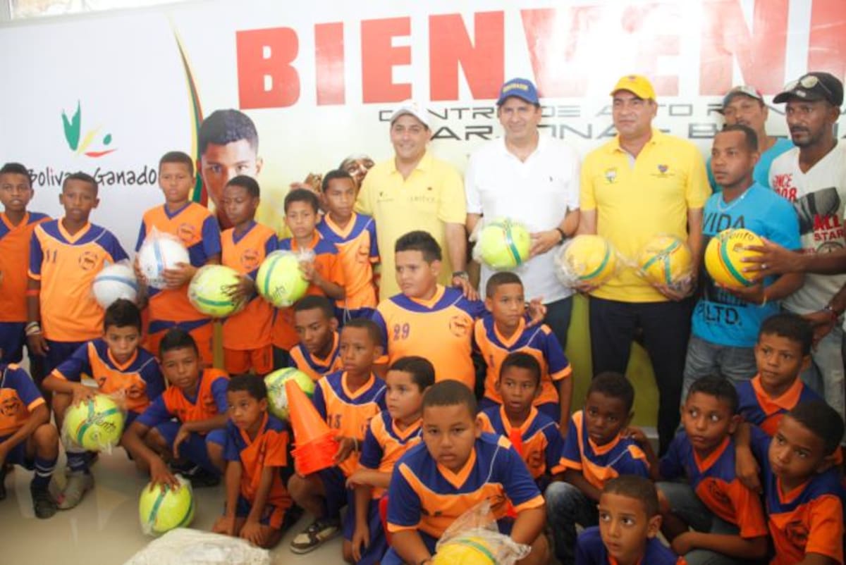 En días pasados, el director de Iderbol, Dumek Turbay; el gobernador de Bolívar, Juan Carlos Gossaín y el alcalde de Arjona, Orlando Cogollo, inspeccionaron las obras y entregaron implementación deportiva a algunos clubes. Archivo.