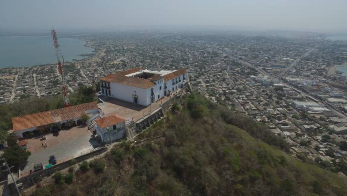Cientos de desplazados y familias de escasos recursos se asientan en el Cerro de La Popa, acabando con la vegetación del sector y arriesgando sus vidas ante un posible deslizamiento. Jairo A. Cárdenas A. - El Universal