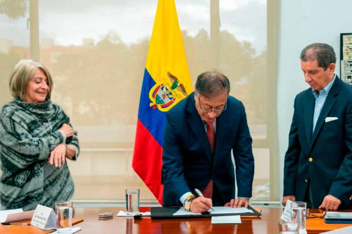 Gobierno y ganaderos colombianos firman pacto de tierras para reforma agraria