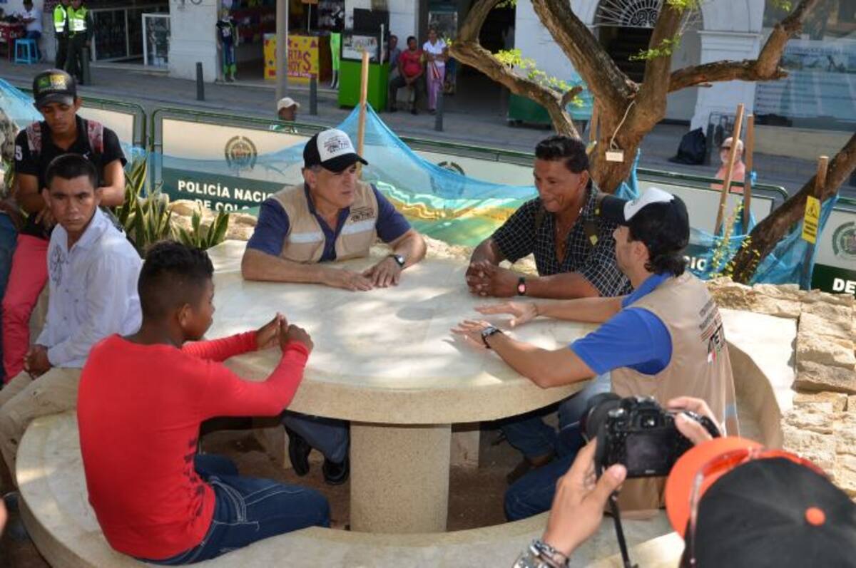 El alcalde de Sincelejo, Jairo Fernández Quessep, recibió la obra. CORTESÍA