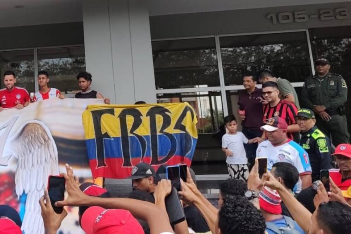 Hinchas llegan a respaldar a Viera y él salió a saludarlos a la vía pública