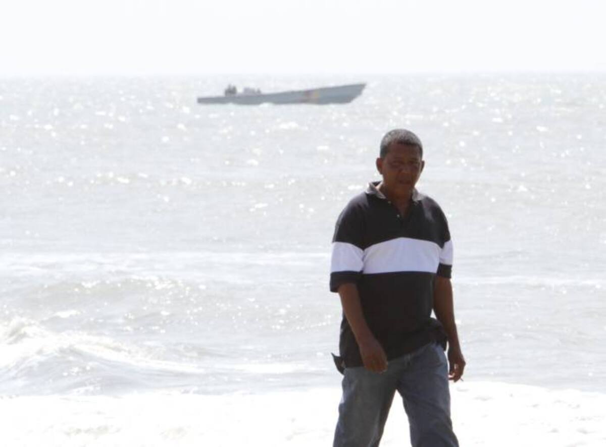 Carmelo Bru, padre del menor caminando de un lado al otro de la playa esperando que encuentren el cuerpo de su hijo.