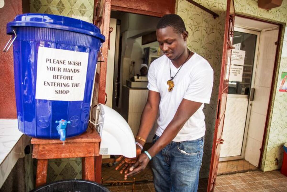 Lavarse las manos también reduce la influencia de las decisiones del pasado que no tienen implicaciones morales en el presente. AP Michael Duff