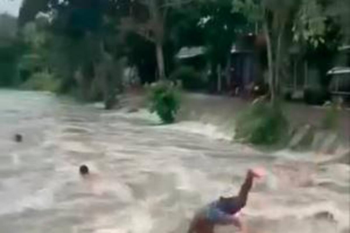 (Video) Jóvenes retan la fuerte corriente de un caño en Flor del Campo