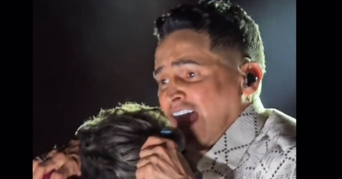 Emotional encounter: Jean Carlos Centeno cries while singing with Jorge Celedón