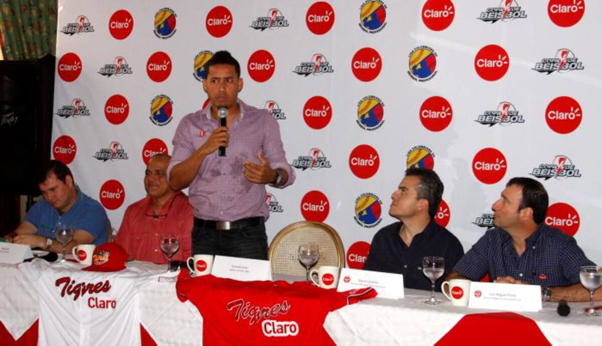 Ernesto Frieri toma la palabra durante la presentación del equipo Tigres-Claro. Lo acompañan en la mesa Fejed Alí Badrán, director del Ider; Alfredo Castellón, gerente de Tigres; David Londño y Luis Porto, gerentes de mercadeo y públicidad de Claro, respectivamente. DAGOBERTO CABARCAS /El Universal /