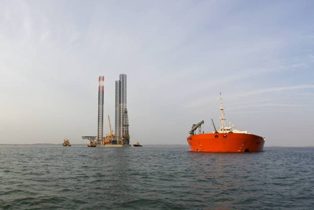 La plataforma Offshore Mischief flota en la bahía de Cartagena, antes de ser hincada. CORTESÍA IKONOSMEDIA