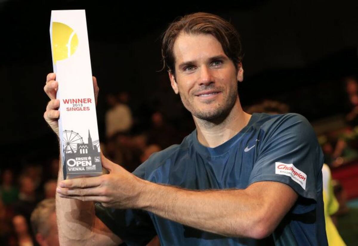 Esta victoria permite al alemán mantener una mínima esperanza de clasificarse para el Masters de Londres, torneo que reunirá en noviembre a los ocho mejores tenistas de la temporada. AFP ALEXANDER KLEIN