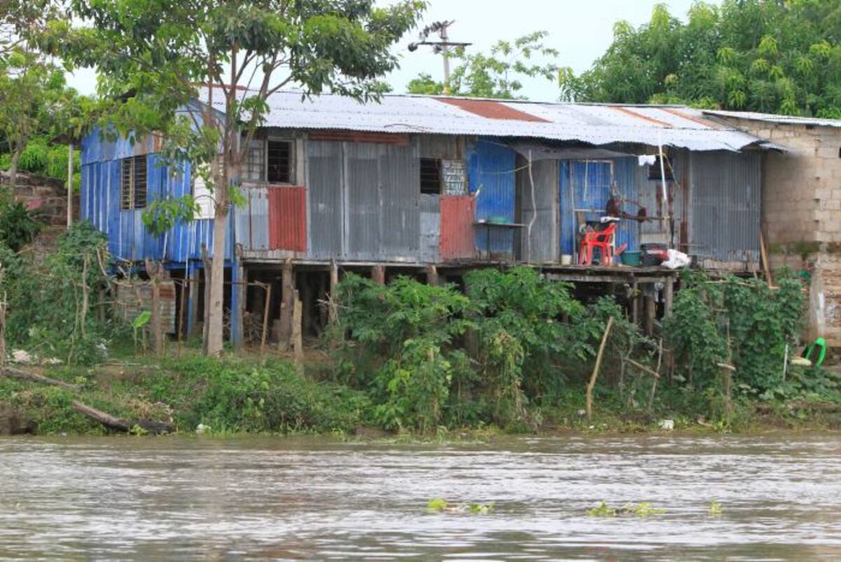 Las casas construidas a orillas del río Magdalena y de la Ciénaga Grande de Magangué, serían las primeras afectadas por el crecimiento del caudal del río Cauca. Julio Castaño Beltrán