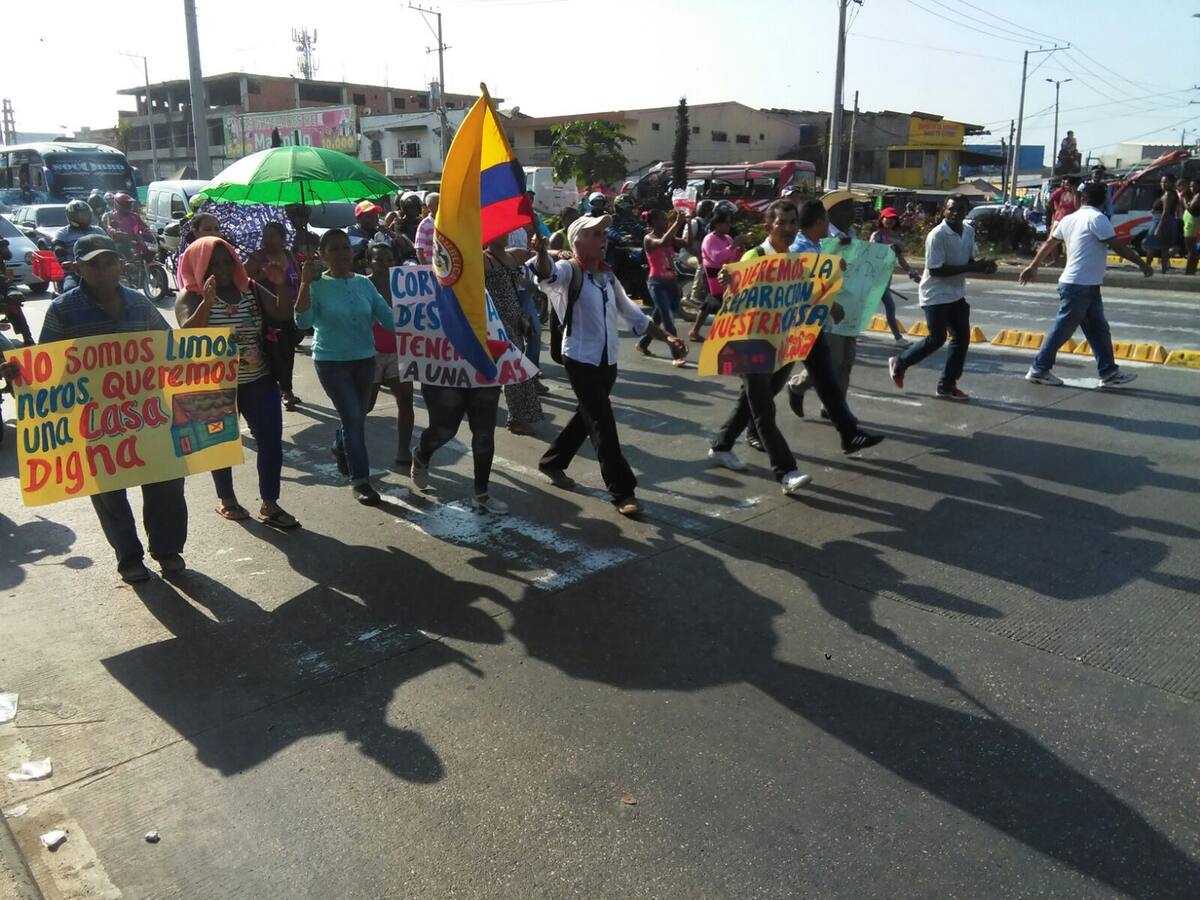 La marcha recorrió parte de la Avenida Pedro de Heredia hasta llegar a la sede de Corvivienda, en el Pie de La Popa.
