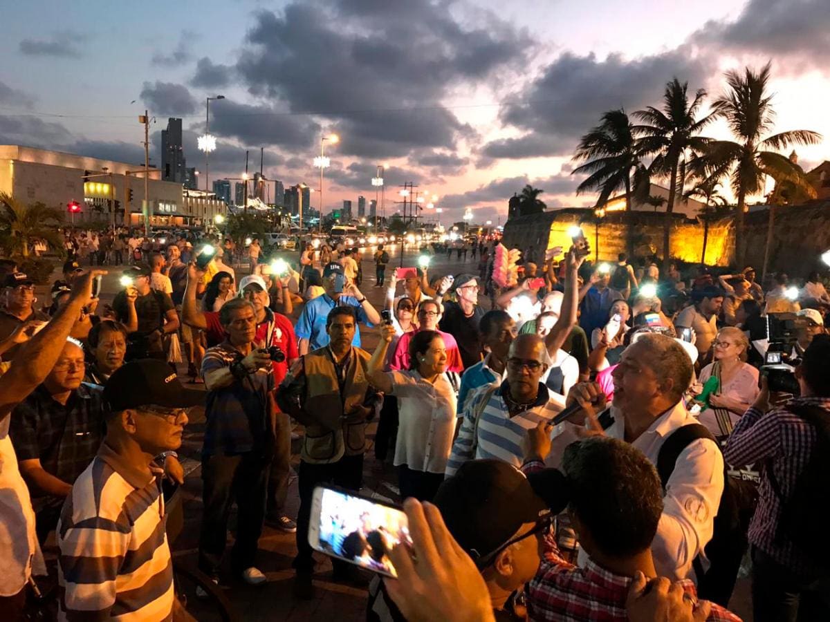 Fredy Machado, presidente de Asonal Judicial, habla ante quienes protestan en Cartagena. //nayib gaviria.