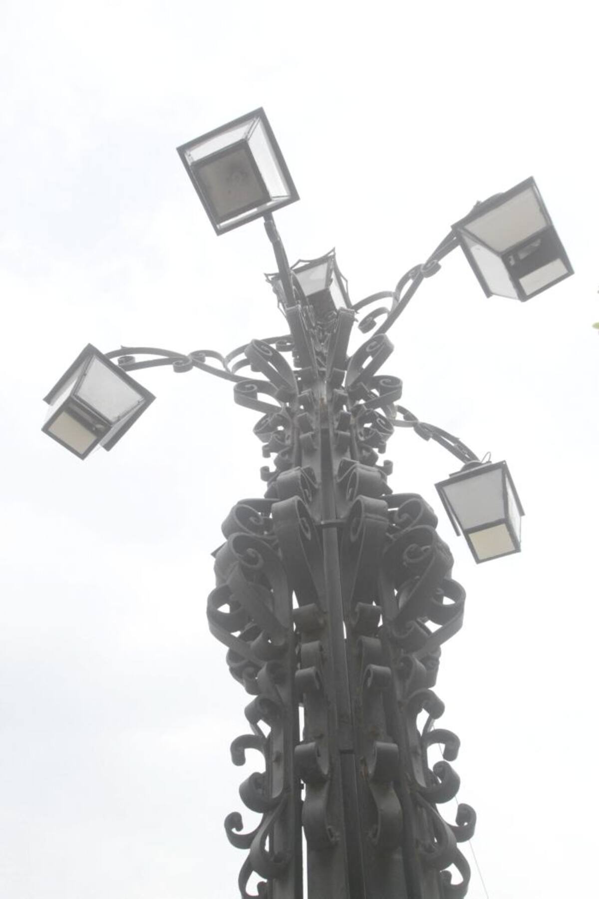 Farola similar a la que estaba en la Plaza Santo Domingo. JULIO CASTAÑO - EL UNIVERSAL