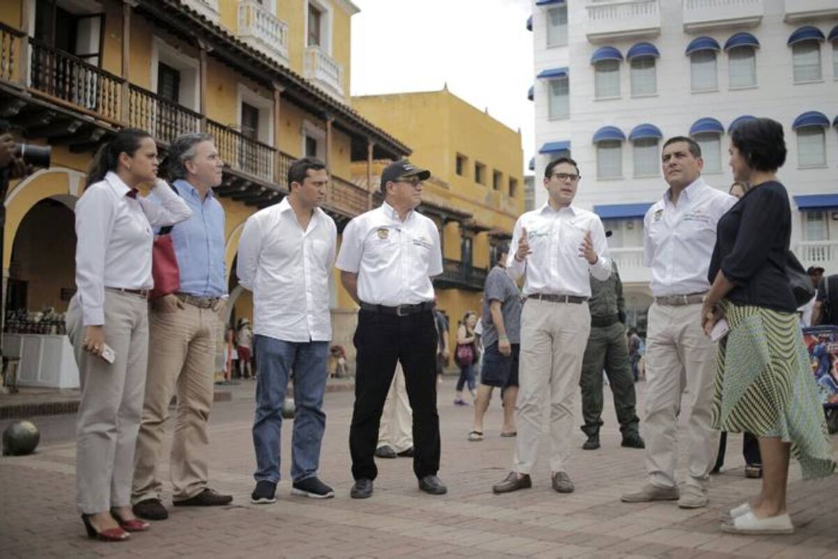 Después de un recorrido por la Plaza de Los Coches, donde inspeccionaron este emblemático sitio turístico, el gobernador de Bolívar, Dumek Turbay, le dijo al alcalde encargado Sergio Londoño, que asumía el compromiso de la restauración del lugar.