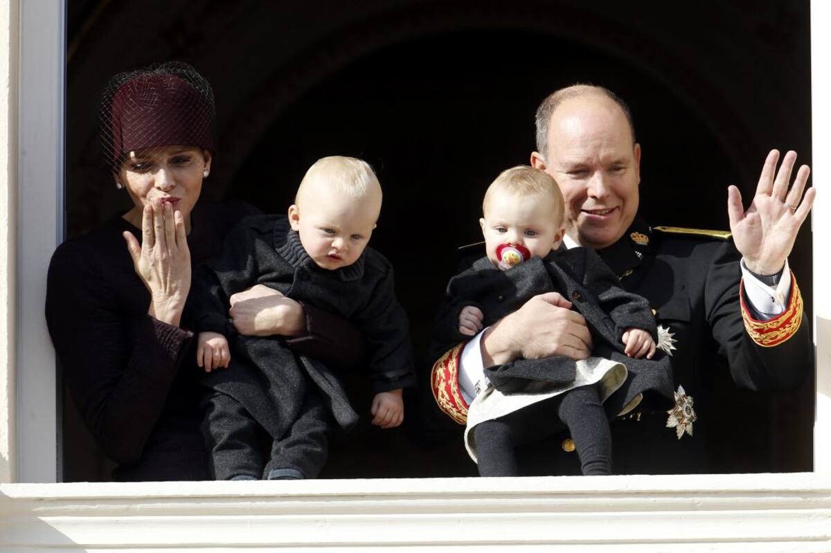 Princesa Charlene, con el príncipe Jacques y Alberto, con la princesa Gabriella. AFP