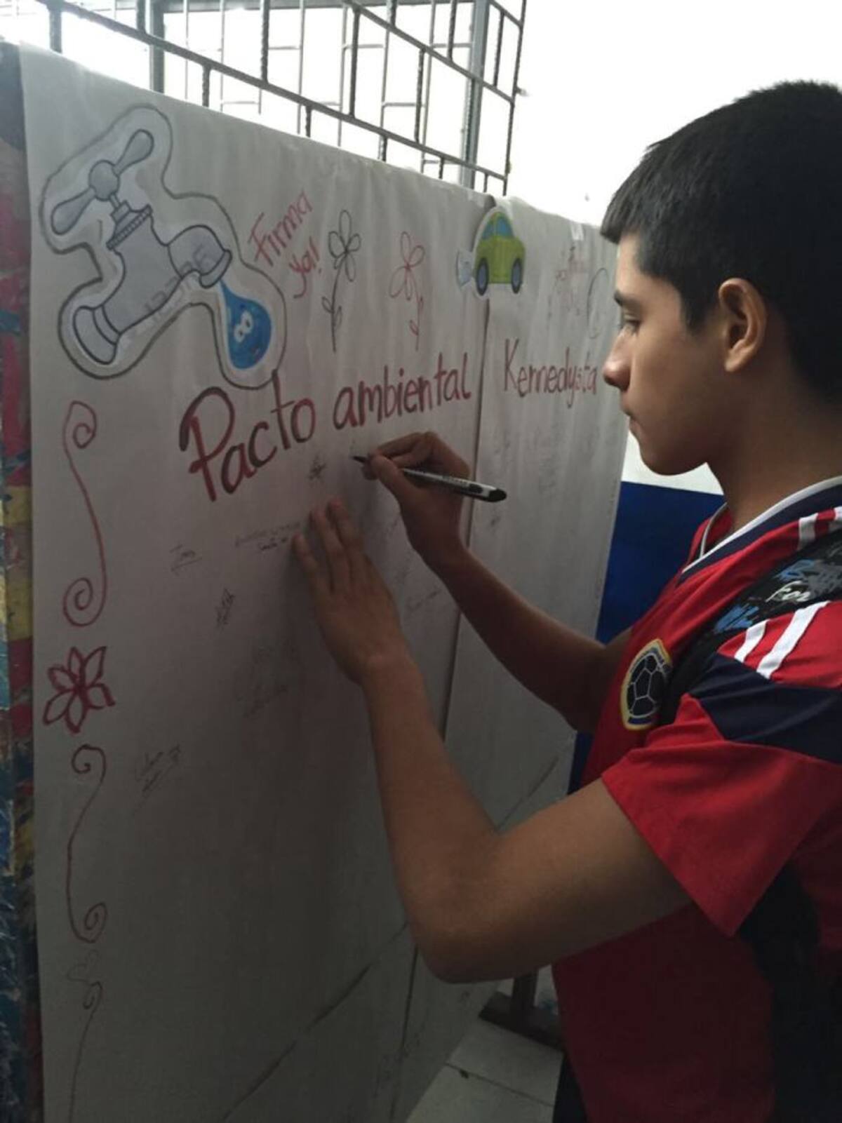 Firma del pacto por el cuidado del medio ambiente. //Foto archivo.