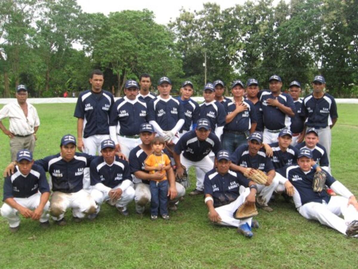 Equipo de Indios de San Andrés que participa en el Torneo de Sóftbol Regional zona sanbanera. JULIO FLÓREZ/EL UNIVERSAL