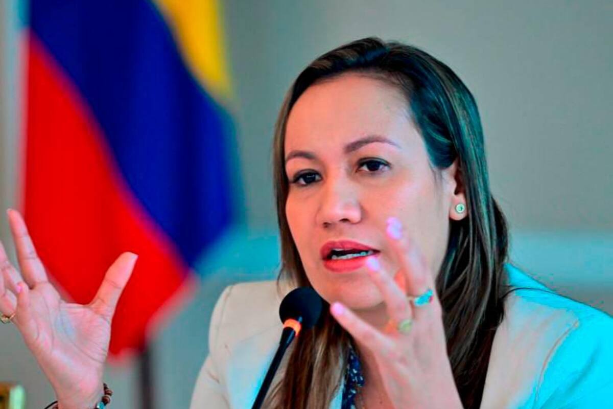 Piden renuncia de la ministra Corcho por crisis por la reforma a la salud