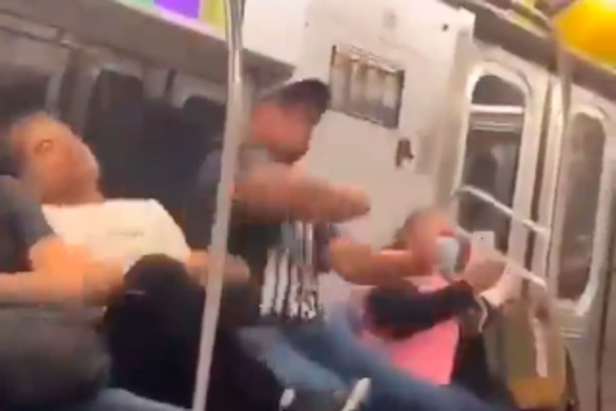 Video: hombres se van a los golpes en pleno metro de Nueva York