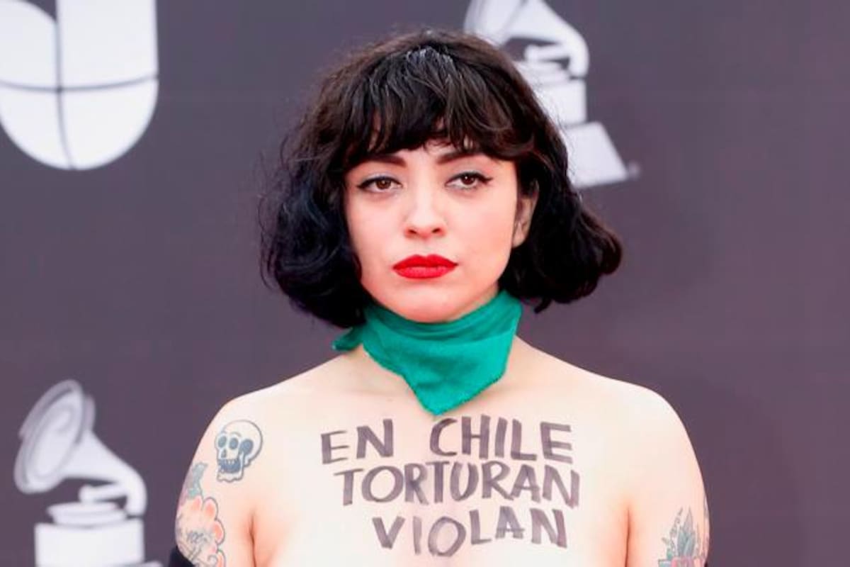 Mon Laferte mostró sus pechos en la alfombra roja de los Latin Grammy