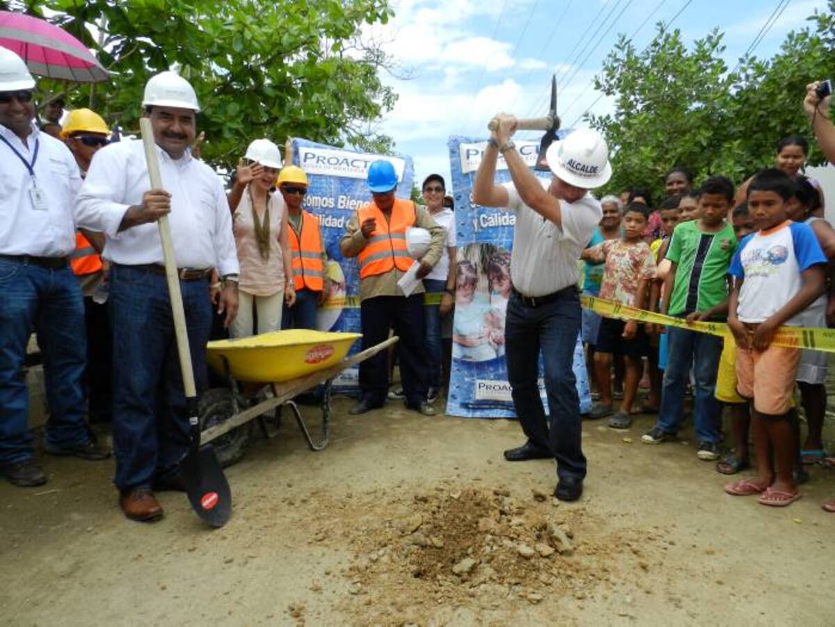 El alcalde Carlos Eduardo Correa en el sitio donde se construye el alcantarillado.