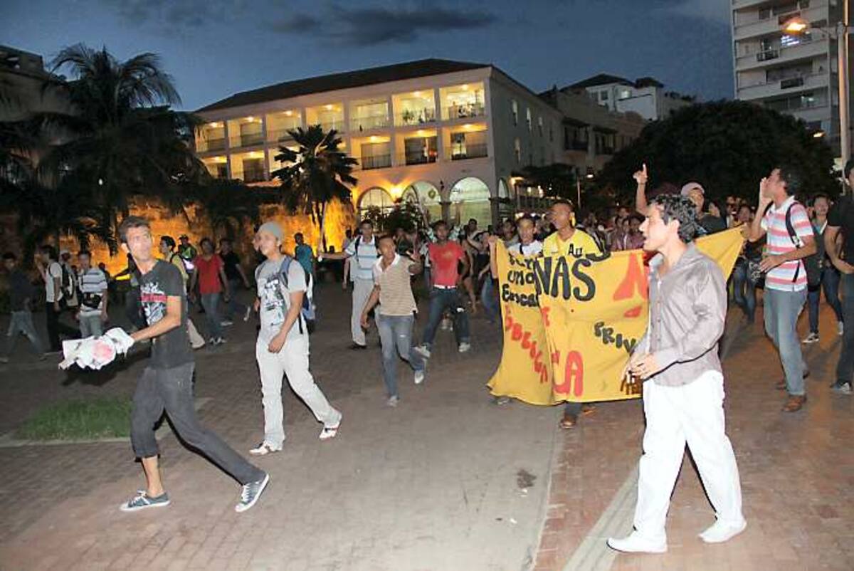 Varios estudiantes se tomaron la Plaza de la Paz para protestar contra el proyecto de reforma a la ley de educación. Oscar Díaz/El Universal