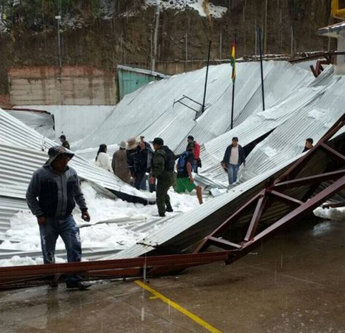 La fuerte granizada caída creó una capa de hielo de 3 a 5 centímetros de altura que cubrió las calles de Sucre. Redes Sociales - Gentileza.